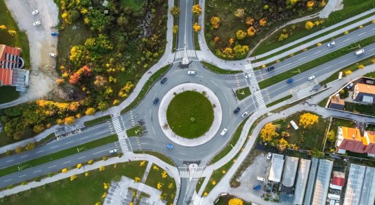 Kto má prednosť na kruhovom objazde?