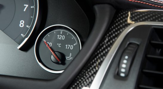 Teplota oleja v aute - koľko má byť a prečo je vysoká