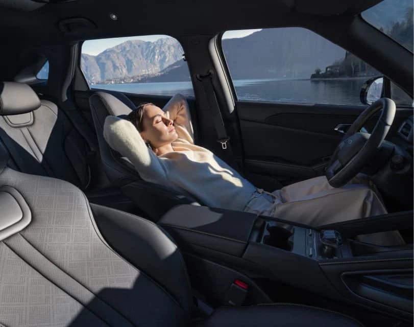 Veľkorys&yacute; priestor na sedenie pre v&scaron;etk&yacute;ch cestuj&uacute;cich