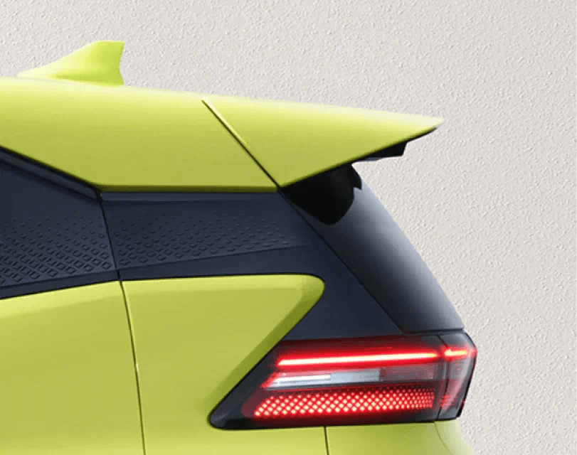 &bdquo;Pl&aacute;vaj&uacute;ca strecha&ldquo; a zadn&eacute; LED svetl&aacute; po celej &scaron;&iacute;rke vozidla 