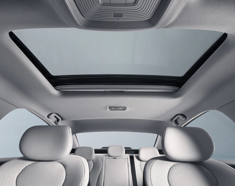 Delen&eacute; a sklopn&eacute; zadn&eacute; sedadl&aacute;