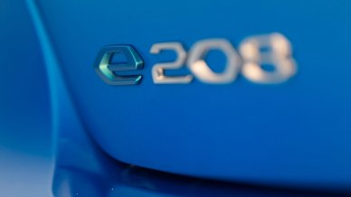 PEUGEOT e-208