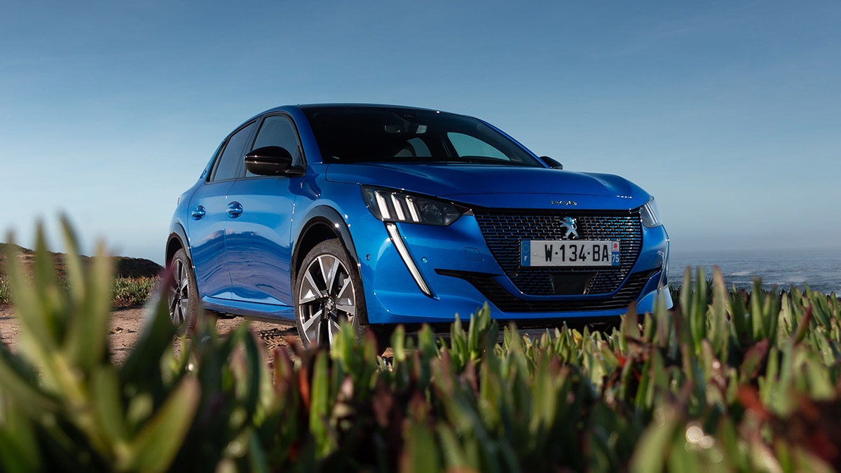 PEUGEOT e-208