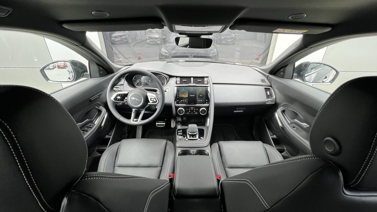 Panoramatická fotografia - Jaguar E-PACE 2.0D I4 R-Dynamic S MHEV AWD