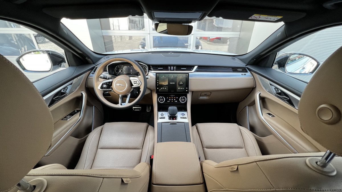 Panoramatická fotografia - Jaguar F-PACE 2.0D I4 MHEV AWD SE