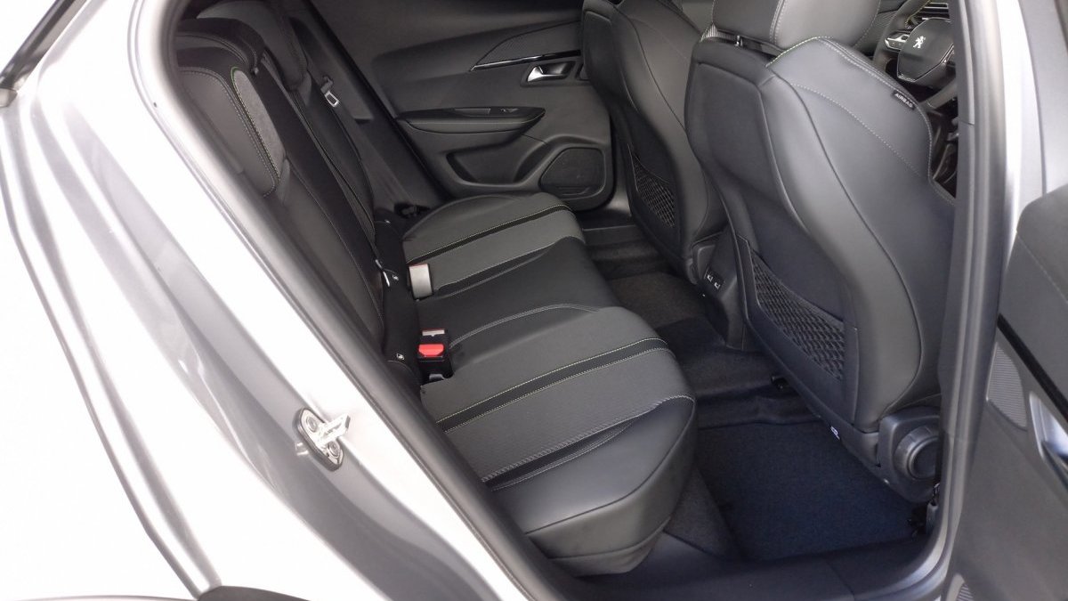 Peugeot 2008 NEW 1,5 BlueHDi GT 130k EAT8  + Elektrické strešné okno s roletou