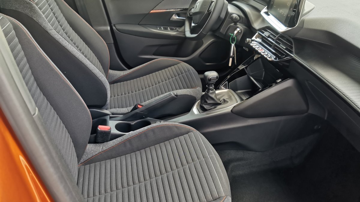 Peugeot 2008 NEW 1.2 PureTech ACTIVE PACK 130k BVM6 SKLADOM