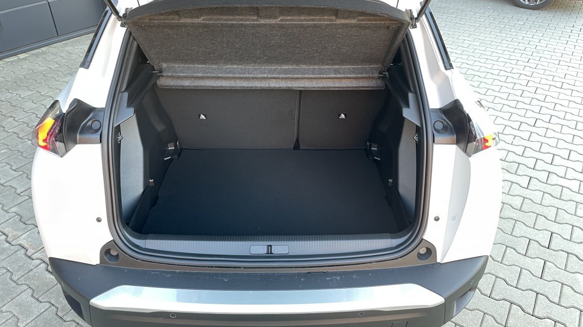 Peugeot 2008 NEW 1.2 PureTech Allure Pack 130k EAT8 SKLADOM