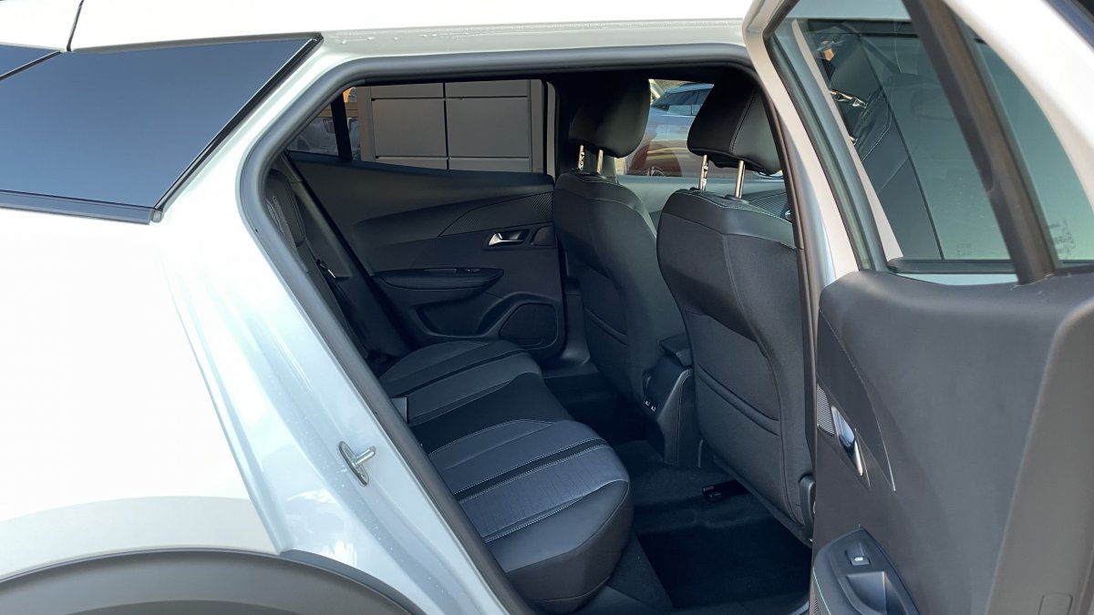 Peugeot 2008 NEW 1.2 PureTech Allure Pack 130k EAT8 SKLADOM