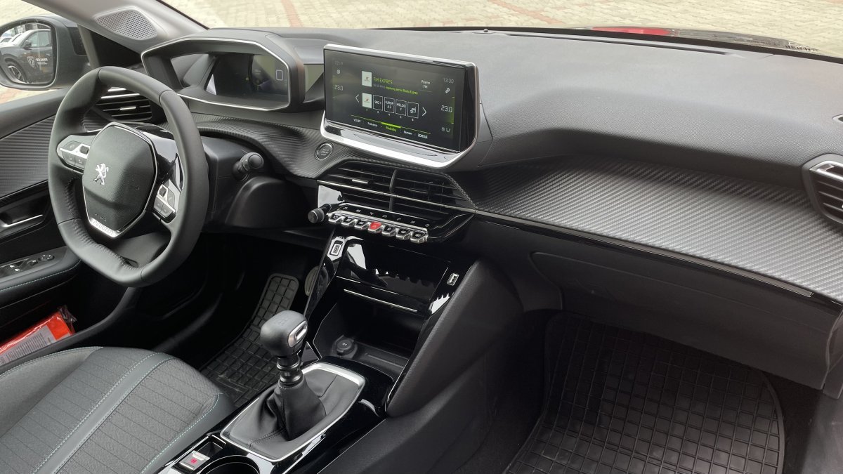 Peugeot 2008 NEW 1.2 PureTech ALLURE Pack 130k BVM6