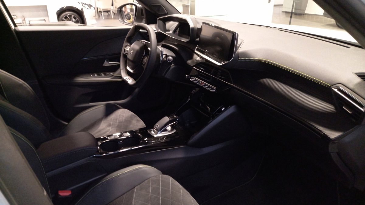 Peugeot 2008 NEW 1.2 PureTech GT 130k EAT8