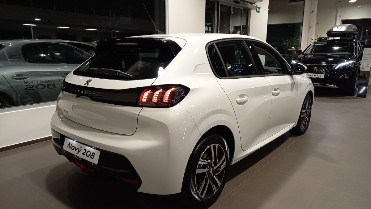 Peugeot 208 NEW 1.2 PureTech Allure 100k EAT8