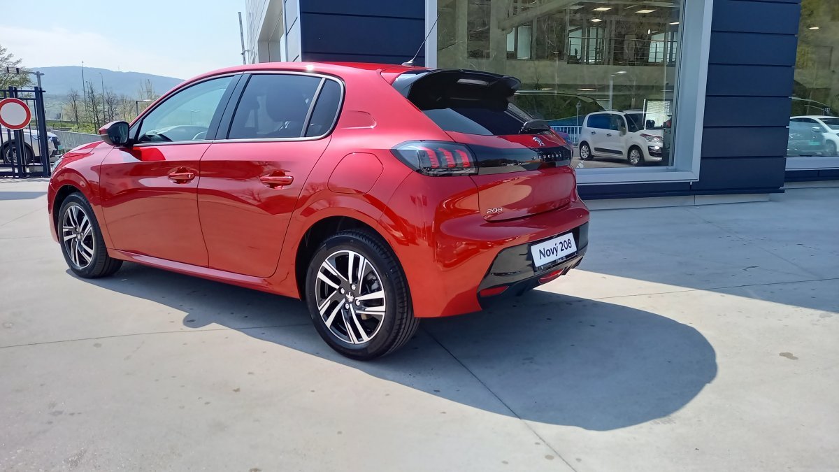 Peugeot 208 NEW 1.2 PureTech Allure 100k EAT8