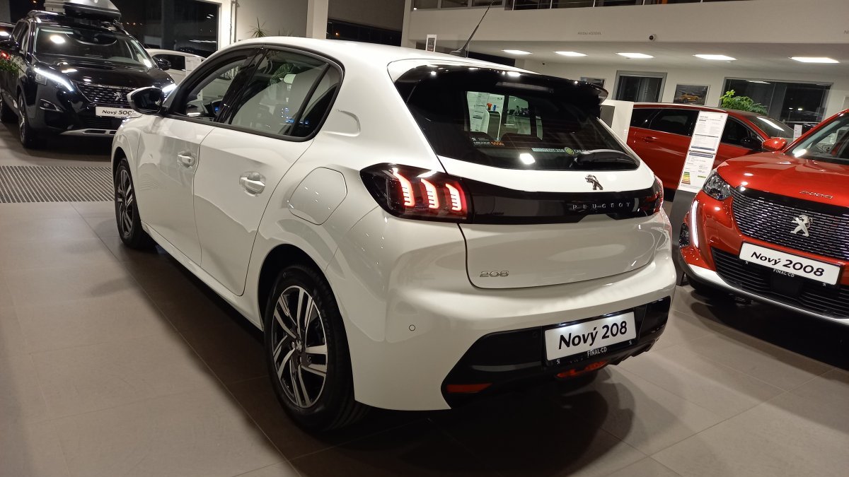 Peugeot 208 NEW 1.2 PureTech Allure 100k EAT8