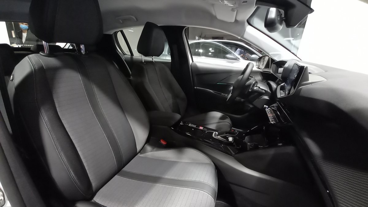 Peugeot 208 NEW 1.2 PureTech Allure 100k EAT8