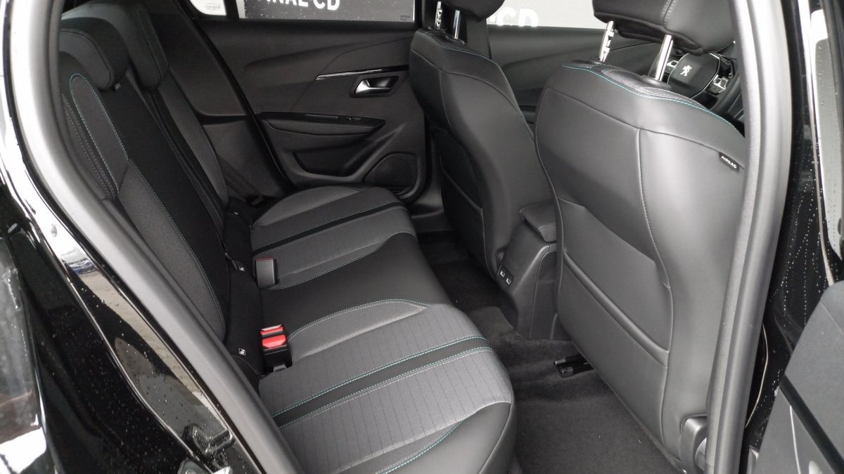 Peugeot 208 NEW 1.2 PureTech Allure 100k EAT8