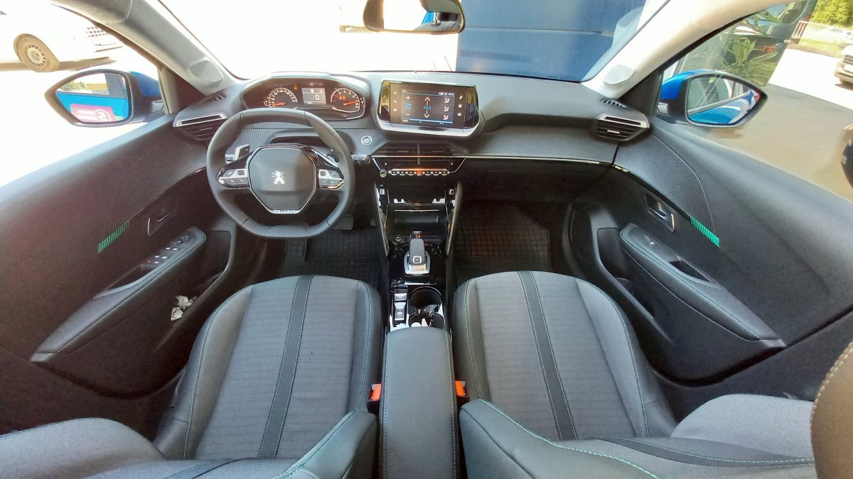 Peugeot 208 NEW 1.2 PureTech Allure 100k EAT8