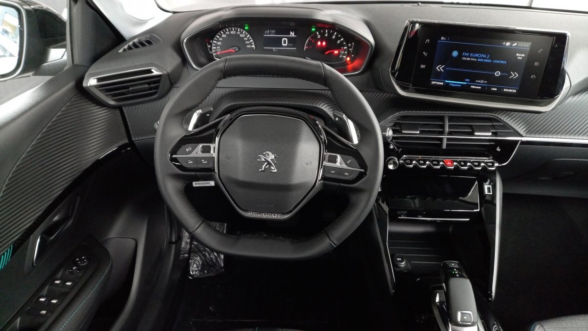 Peugeot 208 NEW 1.2 PureTech Allure 100k EAT8