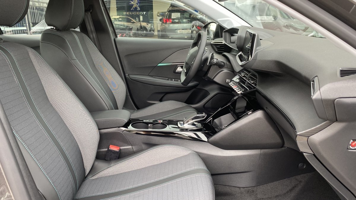 Peugeot 208 NEW 1.2 PureTech Allure Pack 100k EAT8