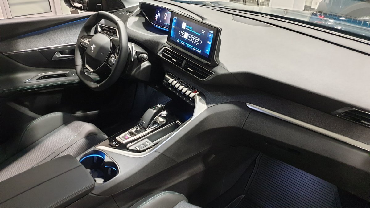 Peugeot 3008 NEW 1,5 BlueHDi 3008 NEW ACTIVE PACK 1.5 BlueHDi 130k EAT8  SKLADOM