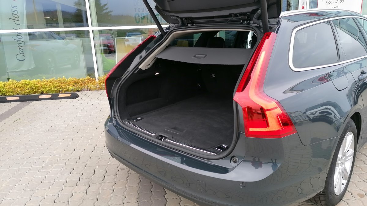 Volvo V90 D4 MOMENTUM AT8 FWD