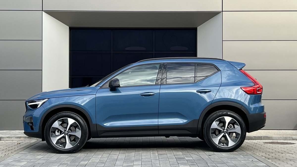 2025 Volvo Xc40 B4 Ultimate Dark Theme Viola Jessamyn