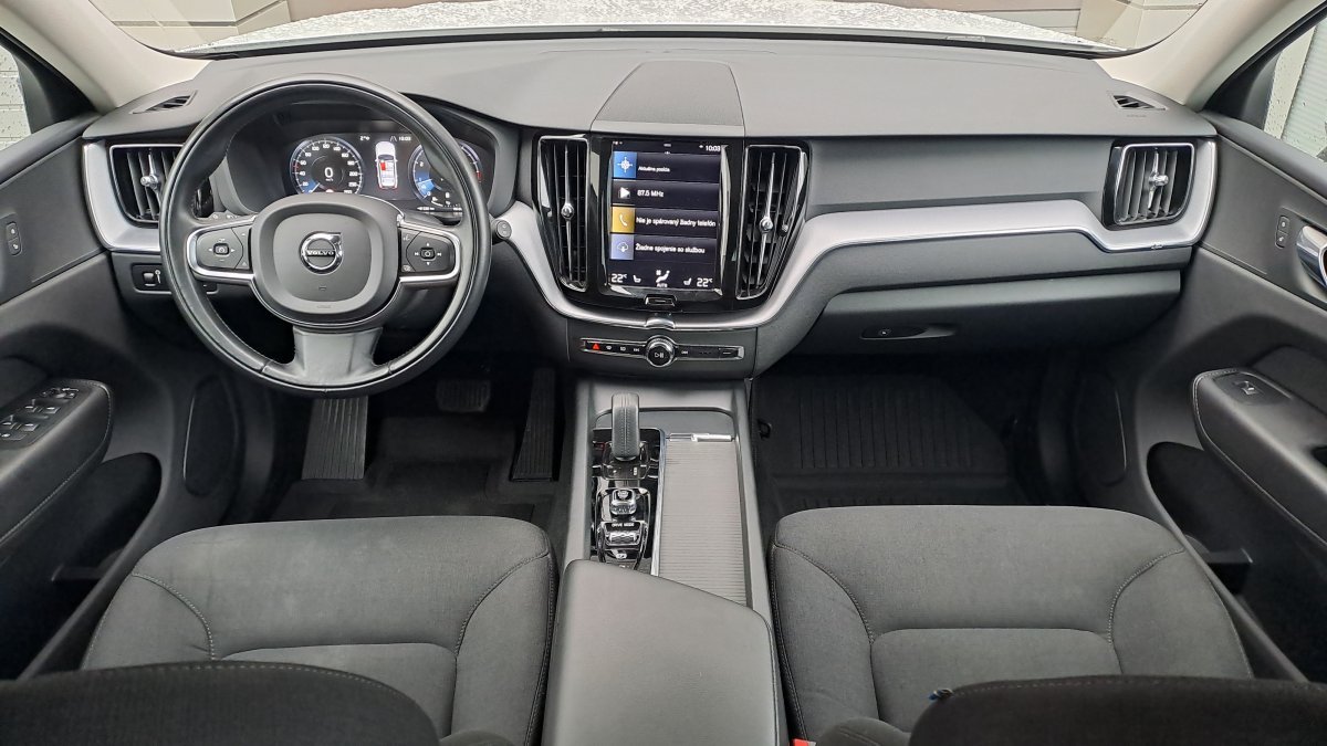 Panoramatická fotografia - Volvo XC60 B5 (P) Momentum PRO AT8 AWD