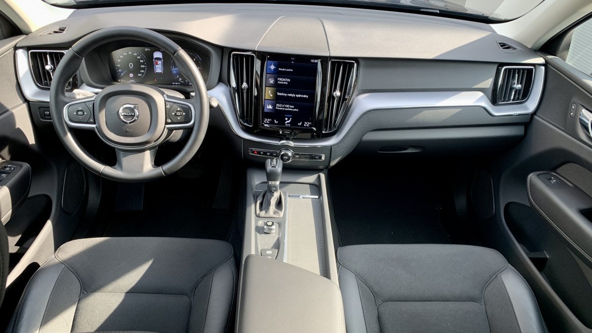 Panoramatická fotografia - Volvo XC60 D4 Momentum AT8 AWD
