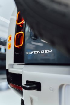 Land Rover Defender 3.0D I6 D250 SE COUNTY EDITION