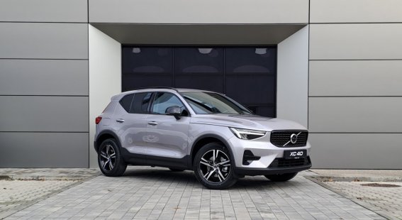Volvo XC40 B4 PLUS Dark AT7 FWD Volvo XC40 B4 PLUS Dark AT7 FWD