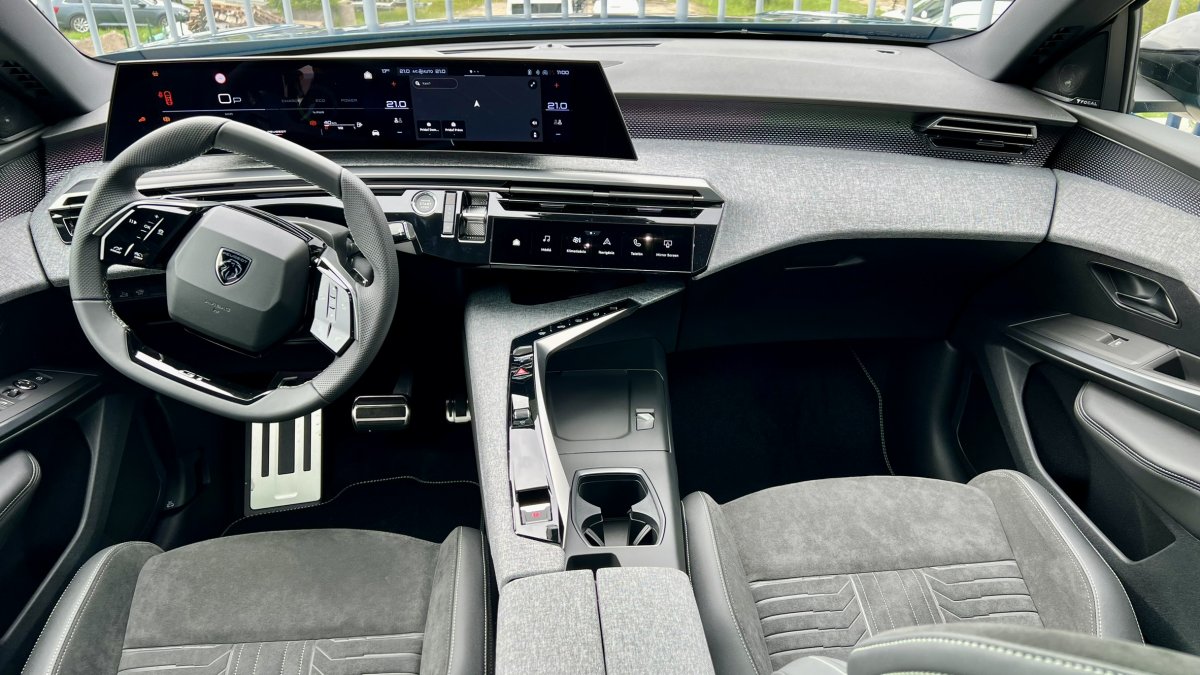 Peugeot 3008 Hybrid 1.2 Hybrid GT + Elektrické strešné okno s roletou