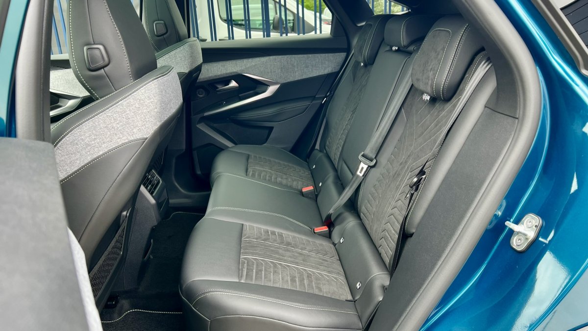 Peugeot 3008 Hybrid 1.2 Hybrid GT + Elektrické strešné okno s roletou