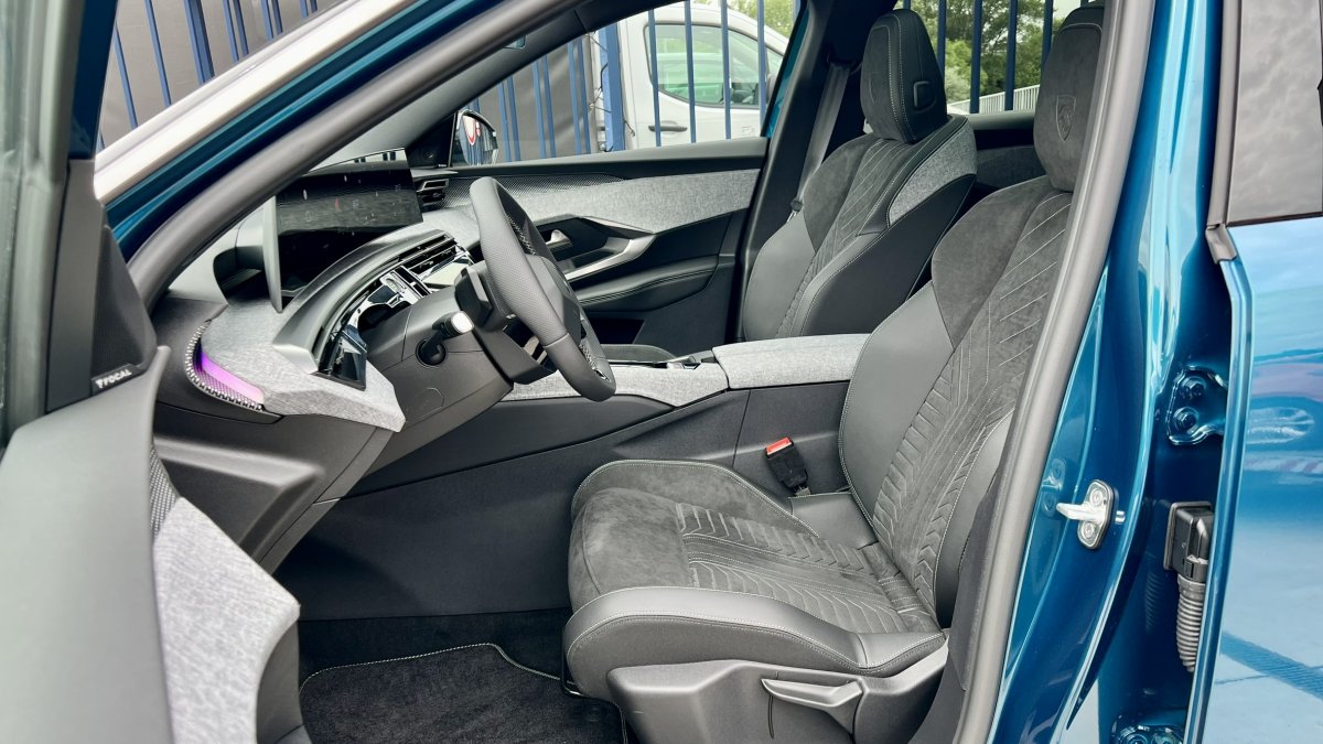 Peugeot 3008 Hybrid 1.2 Hybrid GT + Elektrické strešné okno s roletou