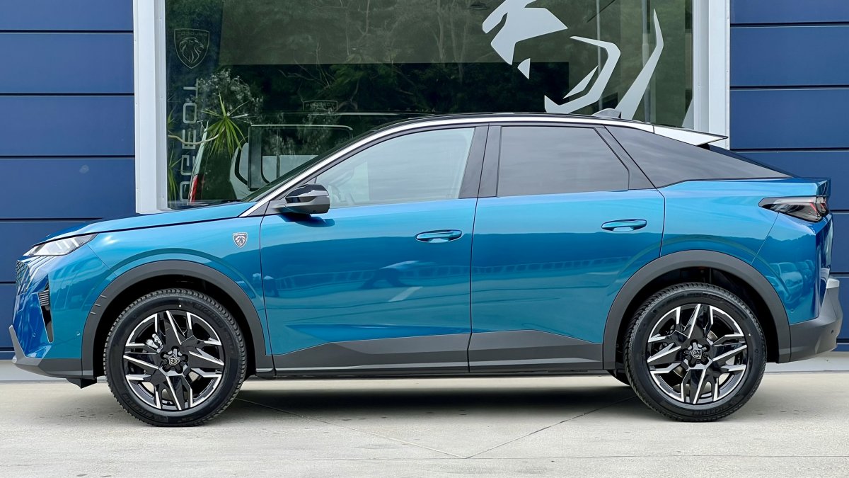 Peugeot 3008 Hybrid 1.2 Hybrid GT + Elektrické strešné okno s roletou