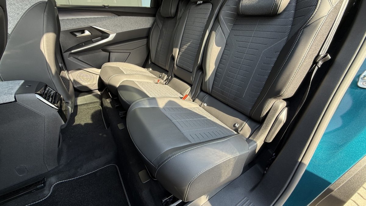 Peugeot 5008 NEW 1.2 Hybrid NEW 5008 GT Hybrid 145k e-DCS6 (MHEV) (MYD2)