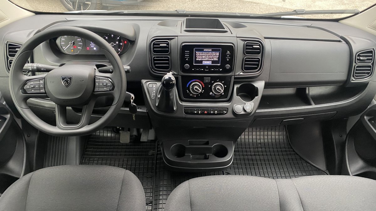 Peugeot Boxer 2.2 BlueHDi Furgon 435 L4H3 180k EAT8 s kamerou