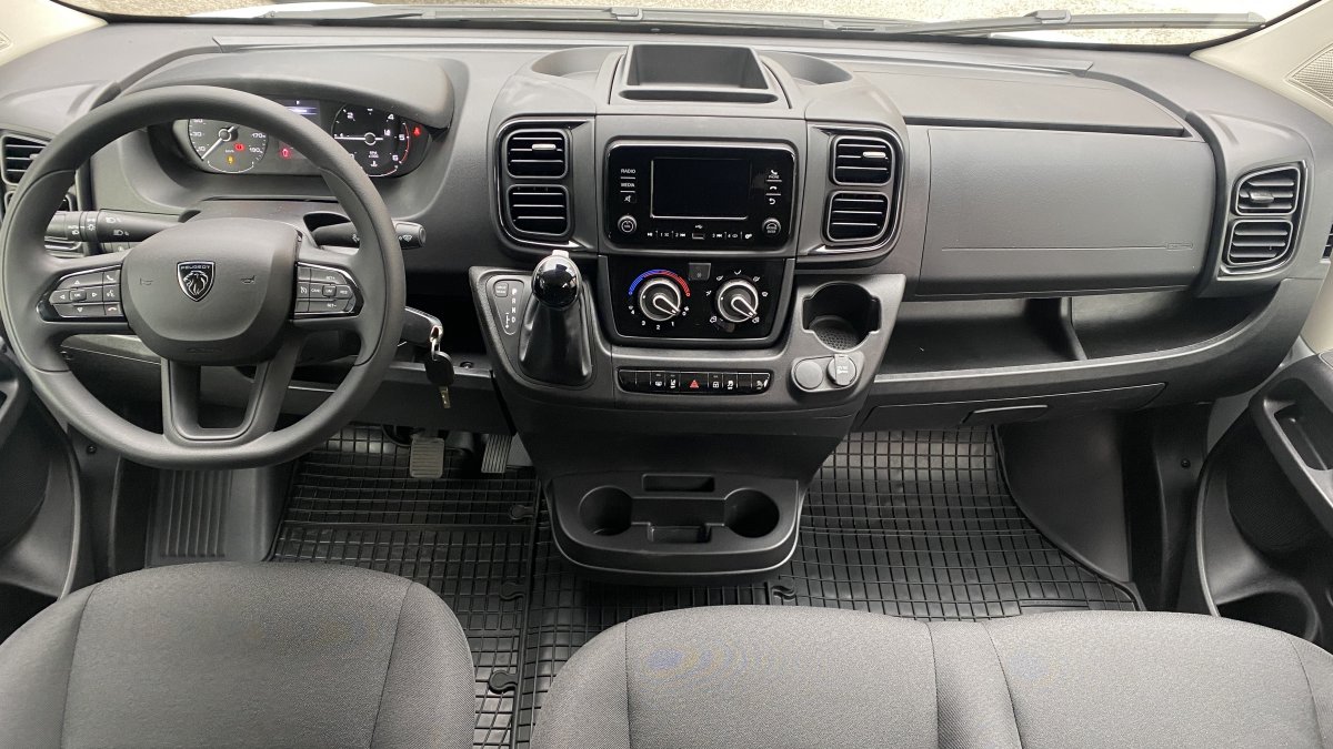 Peugeot Boxer 2.2 BlueHDi Furgon 435 L4H2 180k EAT8 s kamerou