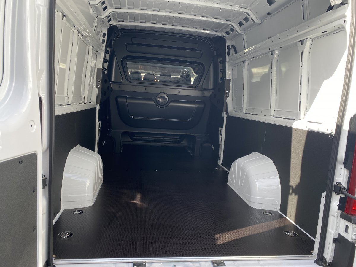 Peugeot Boxer 2.2 BlueHDi Furgon 7 miest 435 L4H2 SKLADom