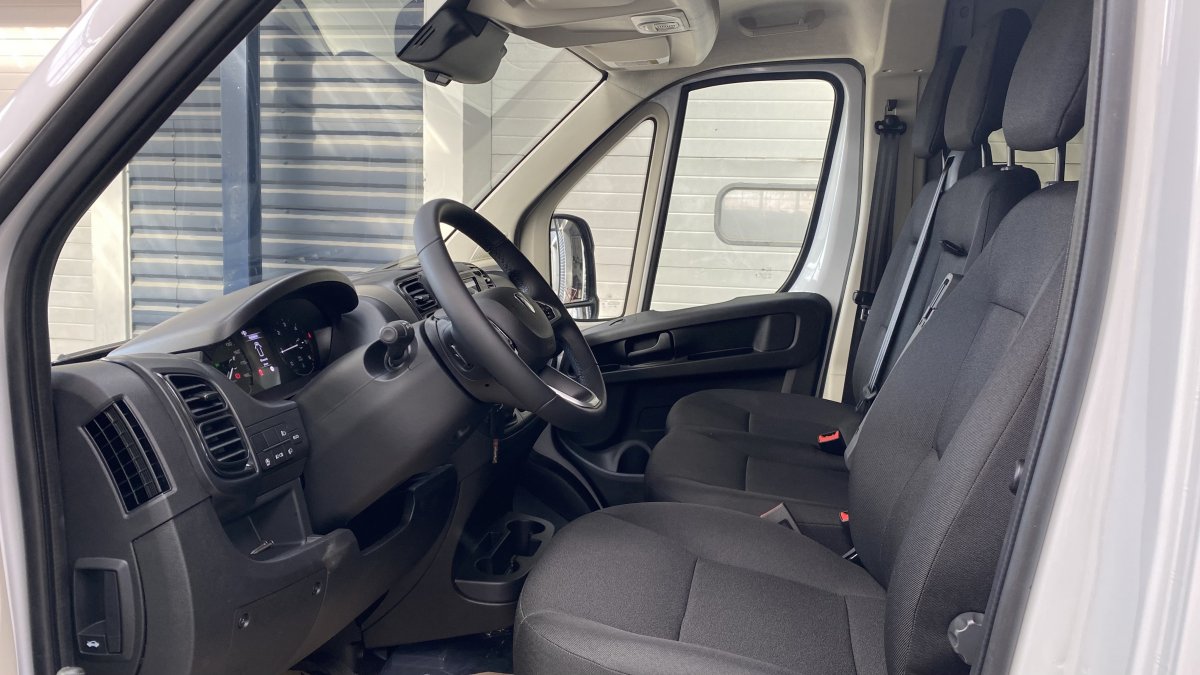 Peugeot Boxer 2.2 BlueHDi Furgon 7 miest 435 L4H2 SKLADom