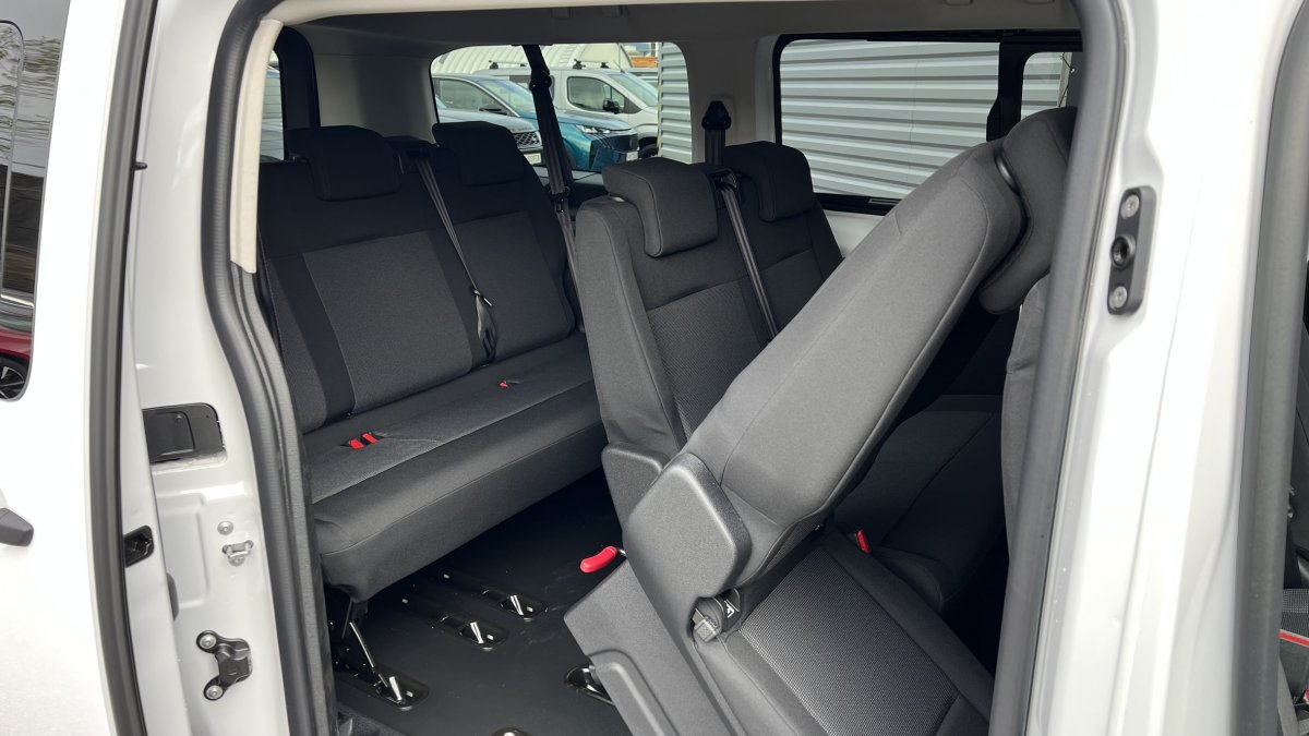 Peugeot Expert Combi 2.2 BlueHDi COMBI L2 2.2 BlueHDi 180  EAT8 (MYL0), 9 MIEST NA SEDENIE