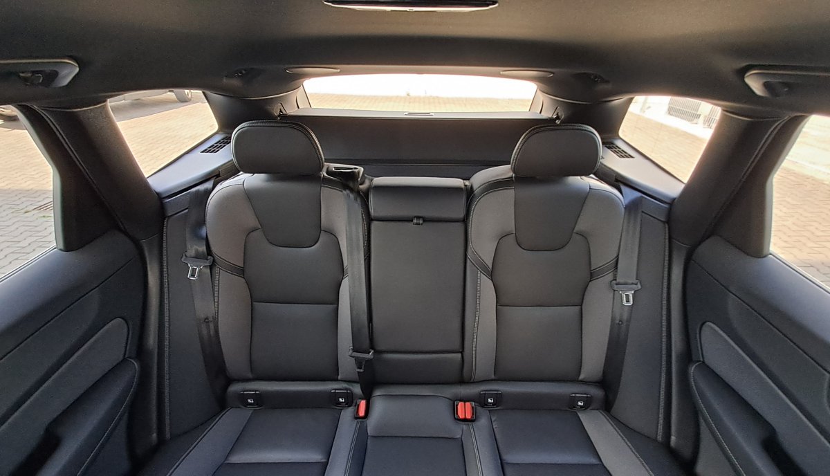 Panoramatická fotografia - Volvo XC60 B5 (P) Plus Dark AT8 AWD
