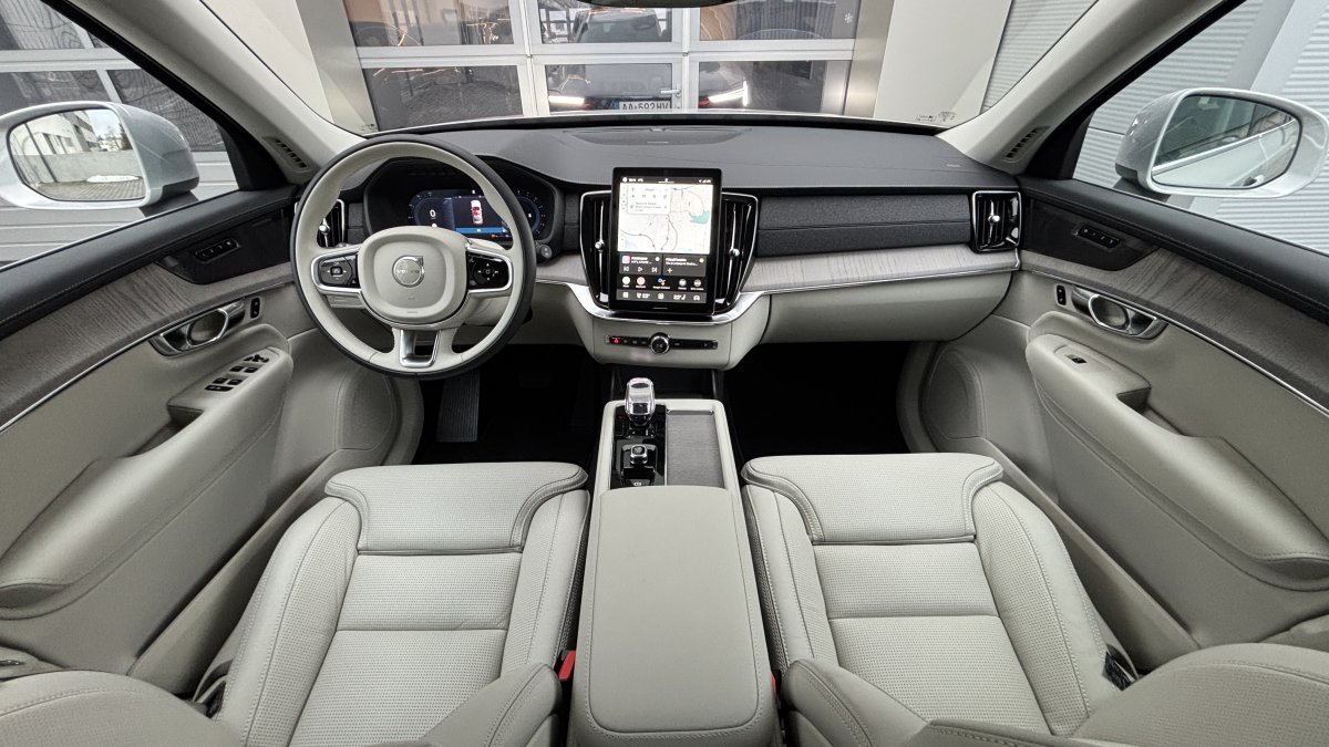 Volvo XC90 B5 (P) Plus Dark AT8 AWD 7 miest